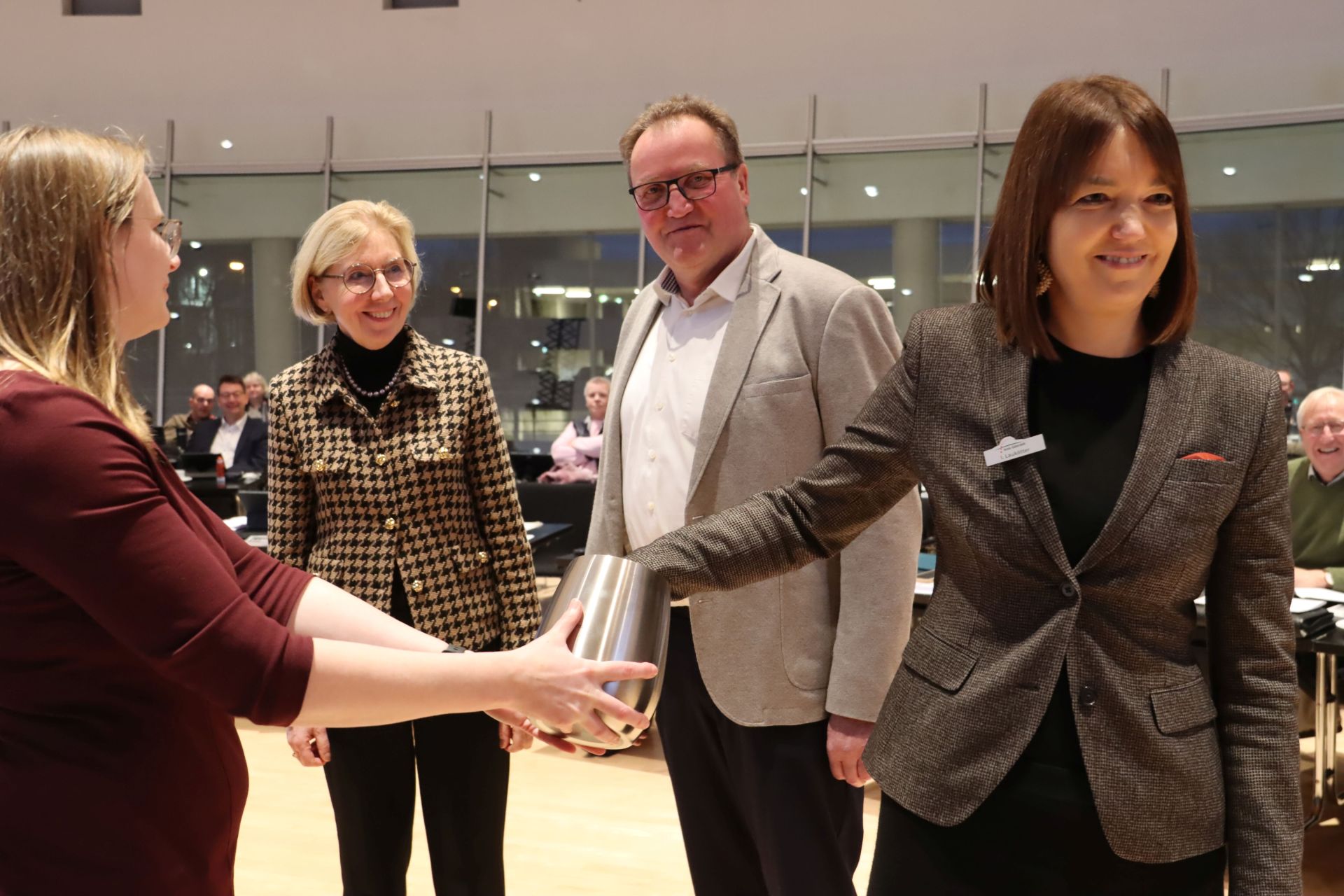 Als es um den zehnten Platz im Wahlausschuss für die Kommunalwahlen ging, musste das Los entscheiden, ob die UWG oder Die Linke den Platz erhält. Die Landrätin war die Glücksfee (v.l.): Ann-Kathrin Peek (Büro des Kreistages), Henrika Küppers (CDU-Fraktionsvorsitzende), Dirk Holtkamp (UWG-Fraktionsvorsitzender) und Landrätin Ina Laukötter. Das Los fiel auf Die Linke. 