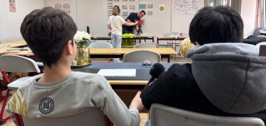 Zwei Kinder interviewen sich vor der Kamera.