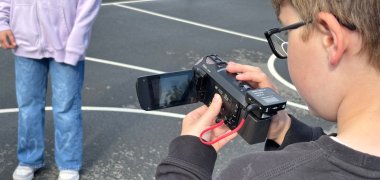 Ein Kind hält eine Kamera