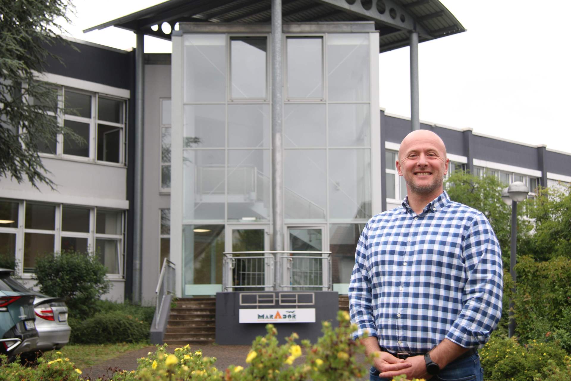 Avteilungsleiter Jakob Decker vor dem Bürogenäude an der Avenwedder Straße 55.