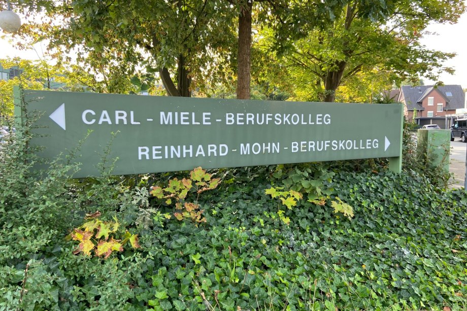 Hinweisschild auf das Reinhard-Mohn und das Carl-Miele-Berufskolleg.