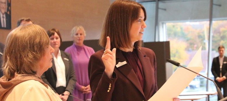 Ina Laukötter leistete in der konstituierenden Sitzung des Kreistags den Amtseid. Liane Fülling (l.) leitete die konstituierende Kreistagssitzung bis zur Amtseinführung. 