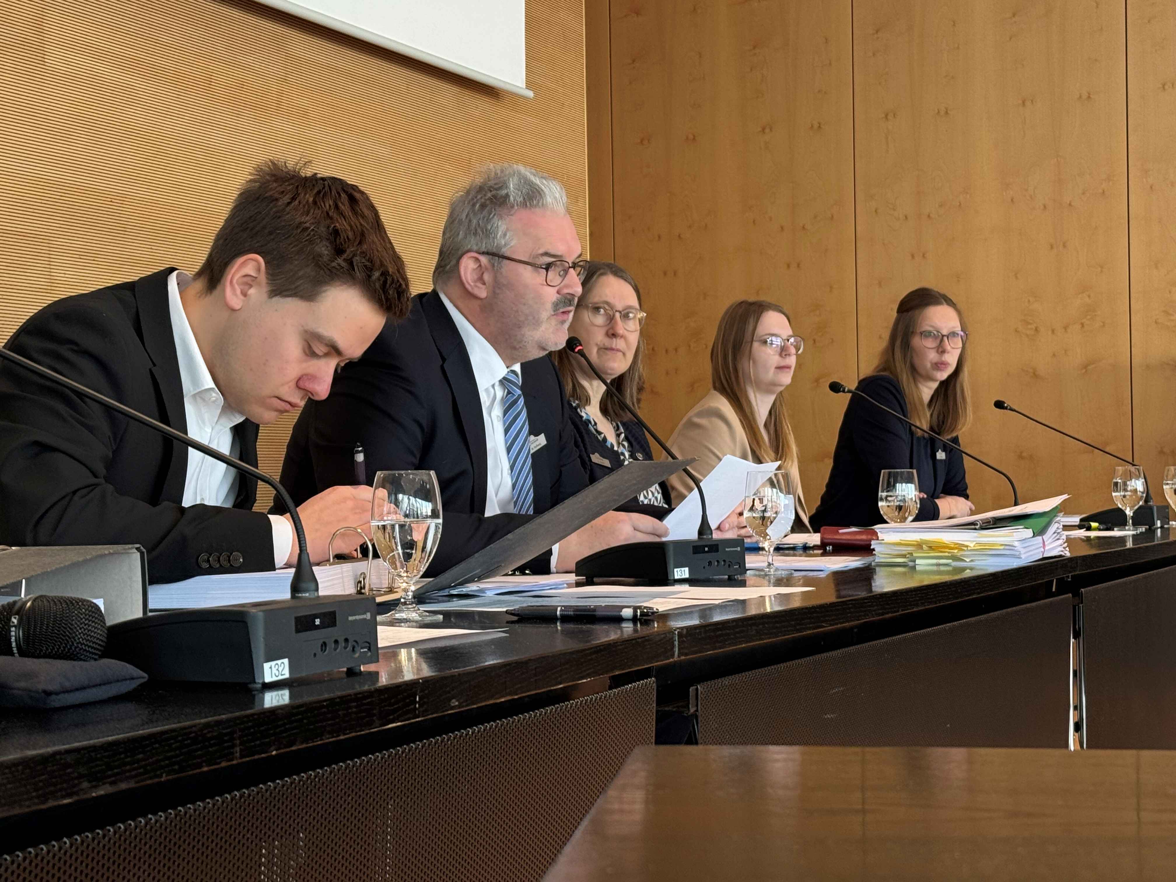  Jens Wimmelbücker, Michael Hellweg, Kreisdirektorin Susanne Koch, Ann-Kathrin Peek und Kathrin Fislake im Sitzungssaal 1 des Kreishaueses Gütersloh.