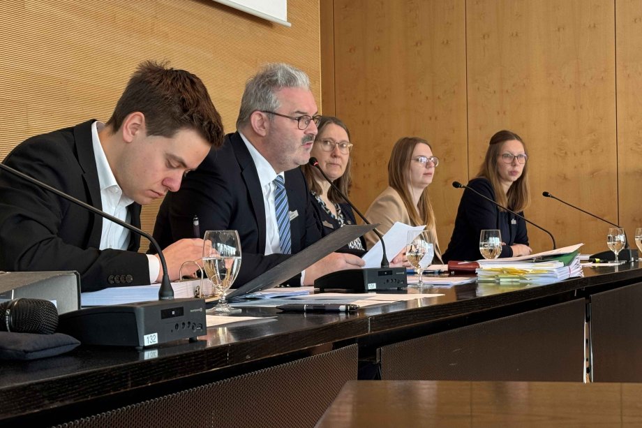  Jens Wimmelbücker, Michael Hellweg, Kreisdirektorin Susanne Koch, Ann-Kathrin Peek und Kathrin Fislake im Sitzungssaal 1 des Kreishaueses Gütersloh.