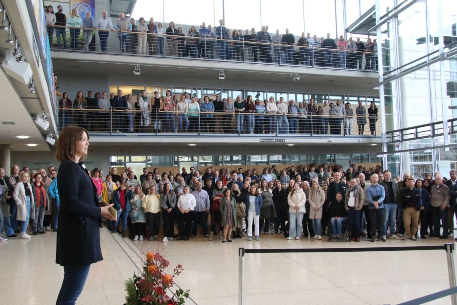 Landrätin Ina Laukötter (links) begrüßt im Foyer des Kreishauses Gütersloh die Mitarbeitenden von Kreisverwaltung, Polizei und pro Wirtschaft GT, die sich zu Hunderten auf den drei Etagen eingefunden haben. 