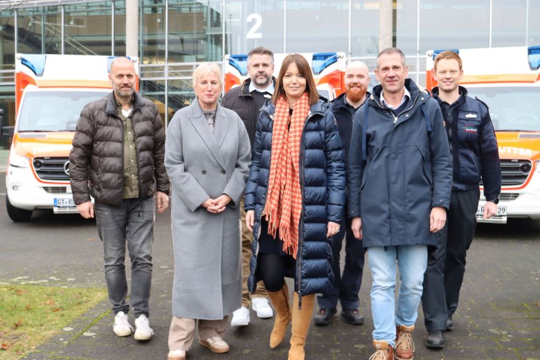 Gruppenbild vor den drei neuen Rettungswagen vor dem Kreishaus in Gütersloh