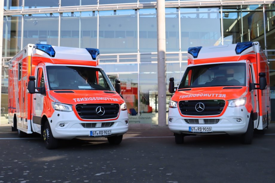 Zwei RTWs vor dem Kreishaus Gütersloh.