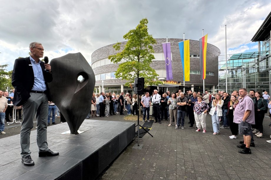 Sven-Georg Adenauer bei seiner Ansprache vor dem Kreishaus.