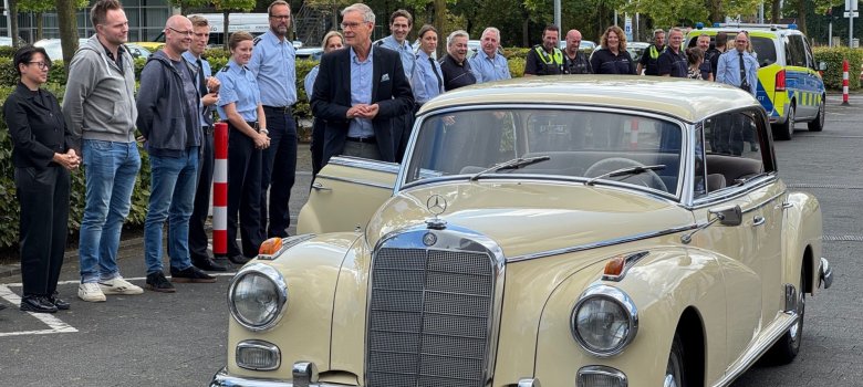 Die Polizei stand Spalier bei der Ankunft. Der Personalrat der Kreisverwaltung hatte organisiert, dass Landrat Sven-Georg Adenauer im historischen Mercedes-Benz von einem Termin in Verl abgeholt worden ist. Am Steuer Kreismitarbeiter Sebastian Strathmann, der Mercedes gehört seinem Vater Philip Strathmann, ehemaliger Kreismitarbeiter.  Der Adenauer-Benz, ein 300 D, ist aus dem Baujahr 1958. 