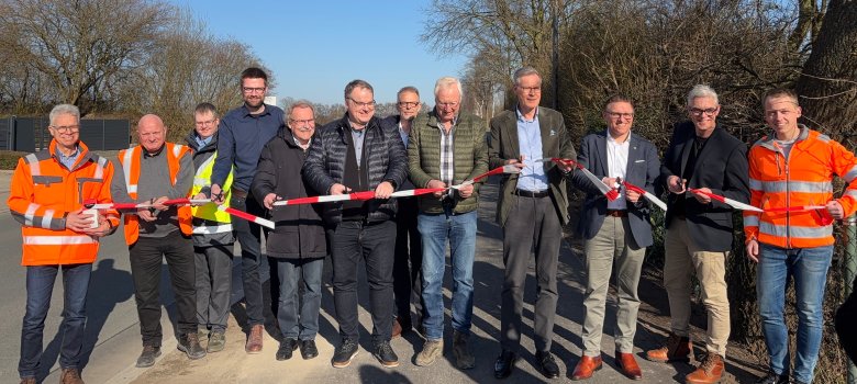 Eine Gruppe von Menschen auf einer Straße