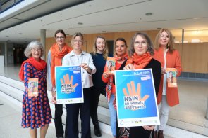 Sieben Frauen im Kreishaus Gütersloh mit Plakaten