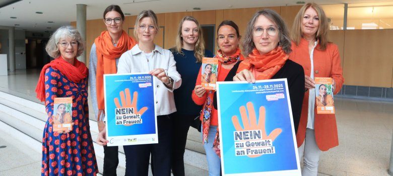 Sieben Frauen im Kreishaus Gütersloh mit Plakaten