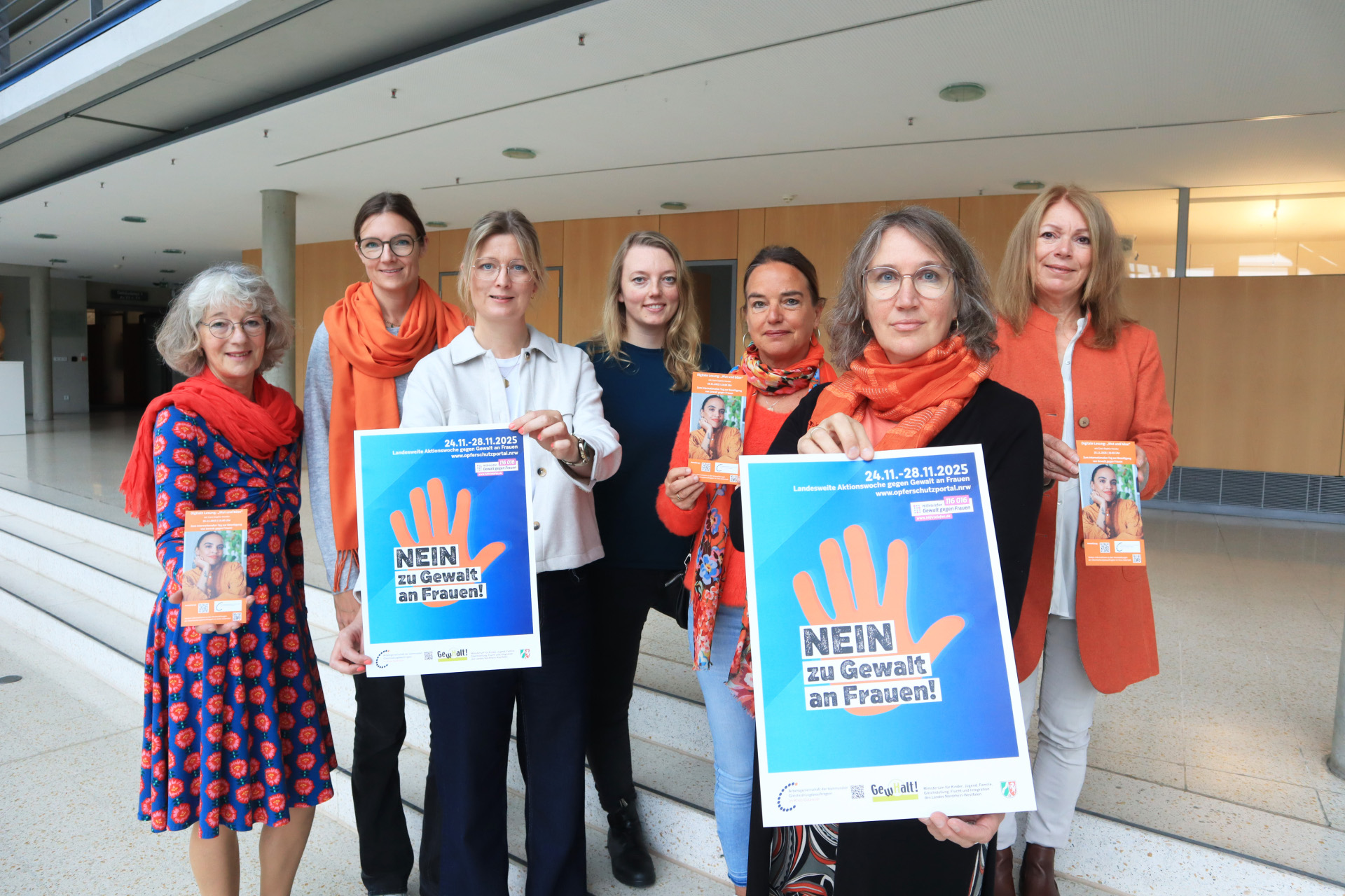 Sieben Frauen im Kreishaus Gütersloh mit Plakaten