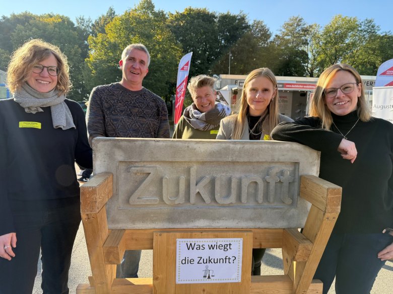 Eine Personengruppe auf dem Schulhof der CJD-Skundarschule in Versmold.