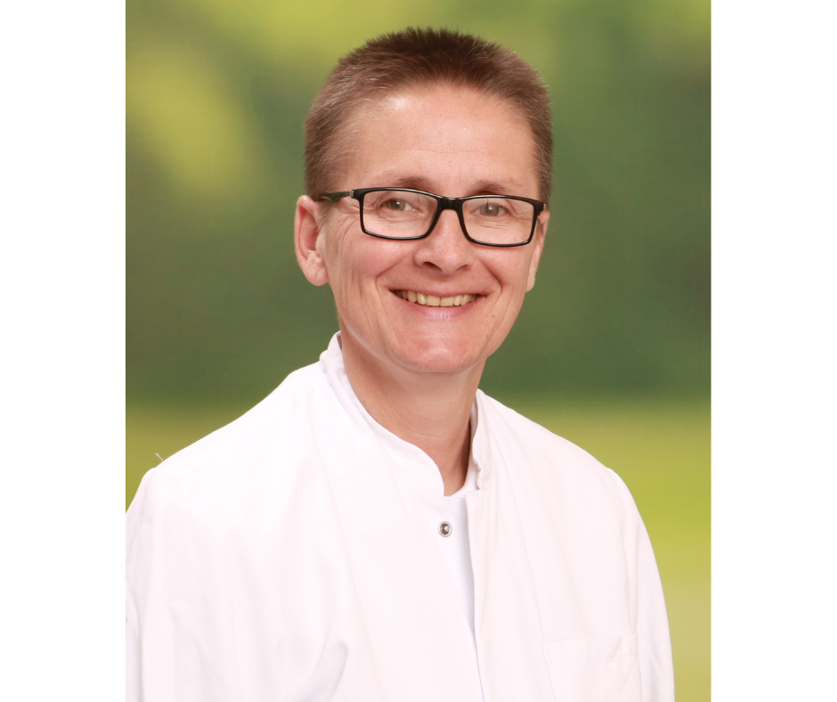 Ärztin im weißen Kittel, blickt in die Kamera