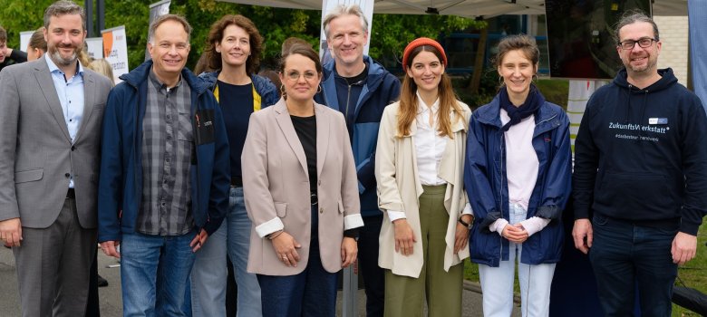EIne Gruppe von Menschen auf einem Schulhof