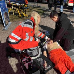 Zwei Personen mit einer Reanimations-Übungspuppe