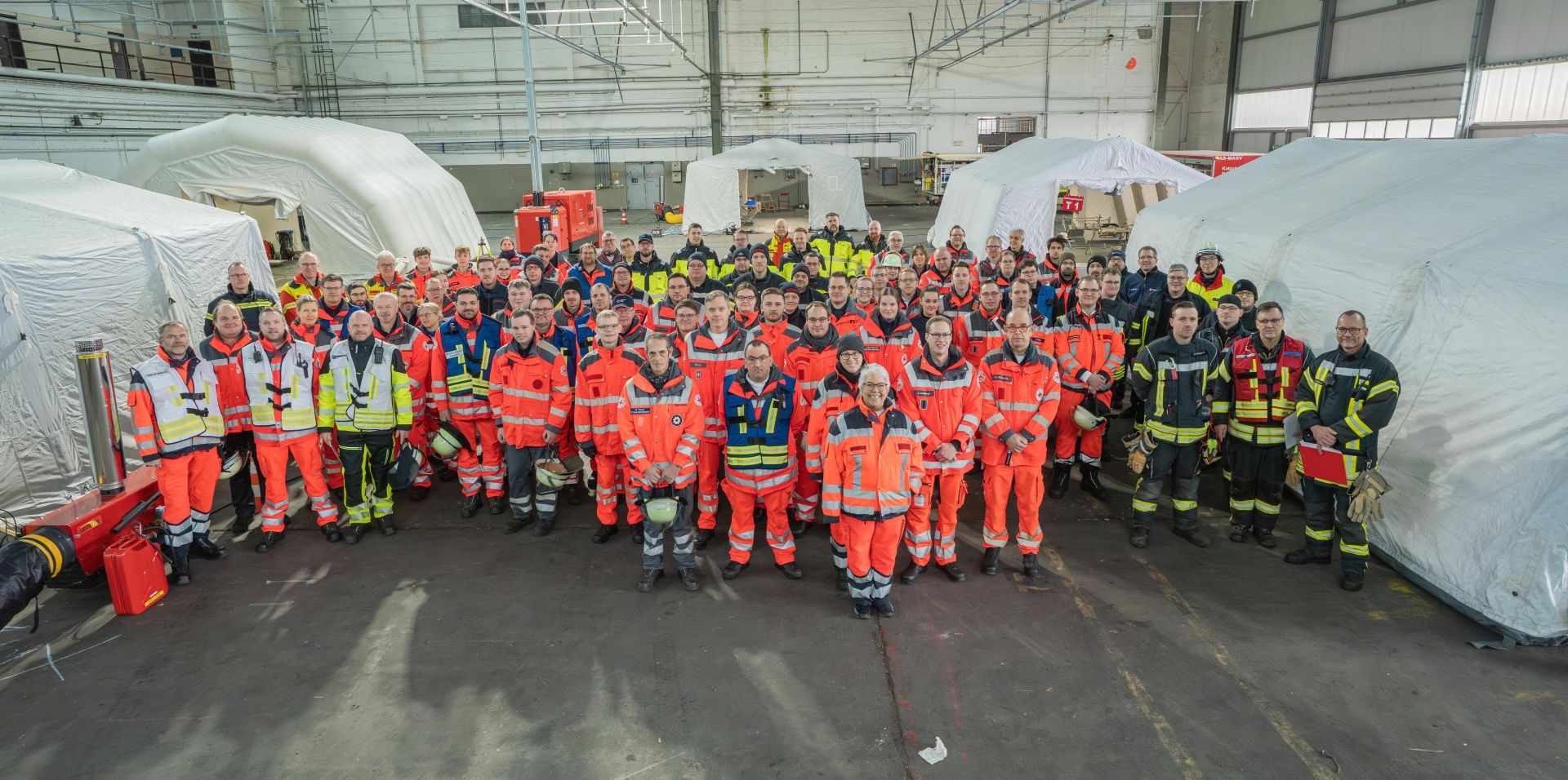 80 Einsatzkräfte des Deutschen Roten Kreuzes, der Feuerwehren sowie des Rettungsdienstes des Kreises Gütersloh kamen am Nikolaustag zu einer großen gemeinsamen Einsatzübung auf dem Gelände des ehemaligen Flughafens Gütersloh zusammen. Foto: Jan Seifert DRK Ortsverband Gütersloh  