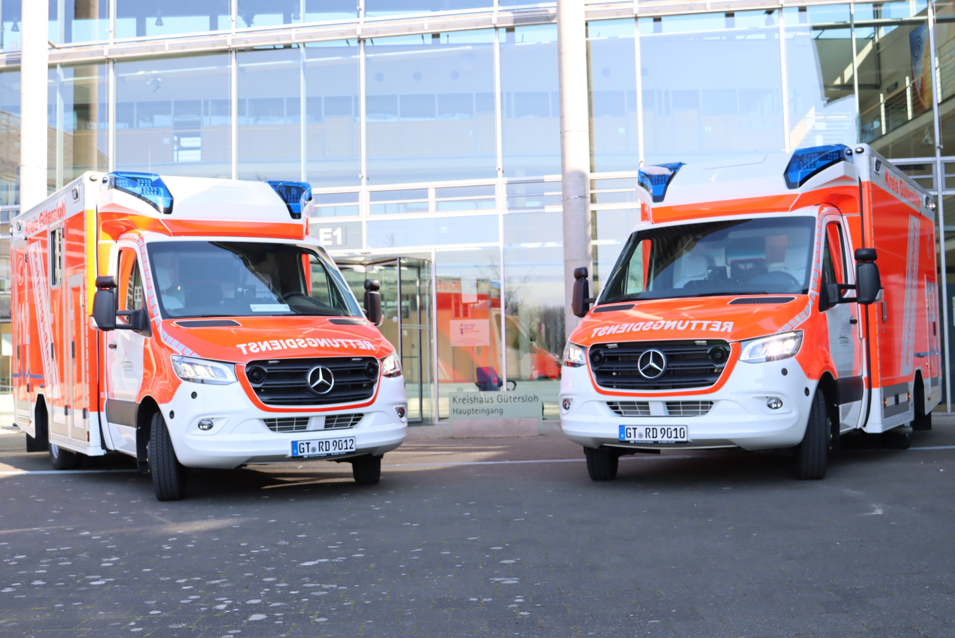 Zwei Rettungswagen vor dem Kreishaus Gütersloh