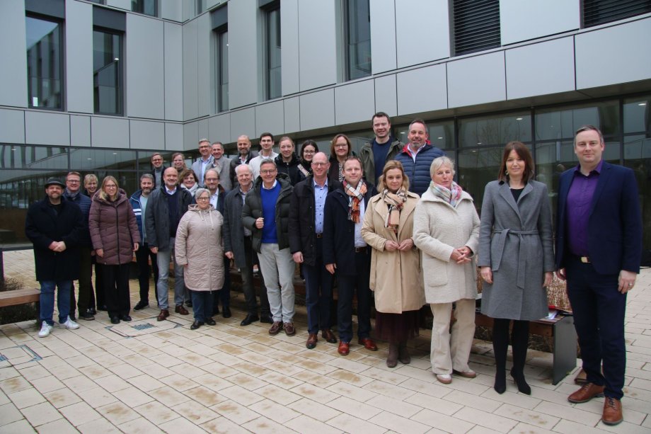 Die Schulungsteilnehmer vor dem Kreishaus II in Gütersloh.