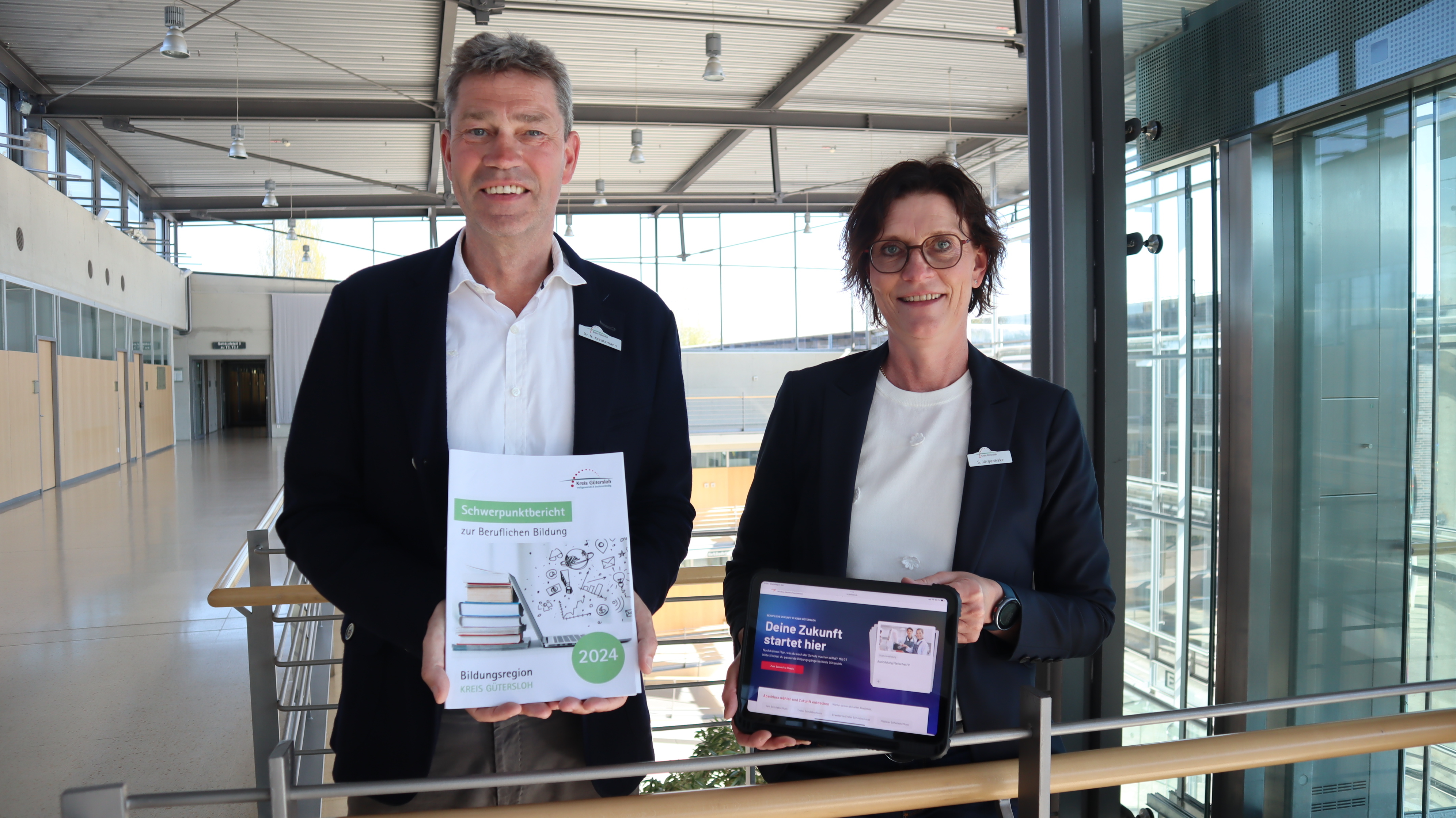 Sandra Jürgenhake und Dr. Norbert Kreutzmann, im Foyer des Kreishauses Gütersloh.      