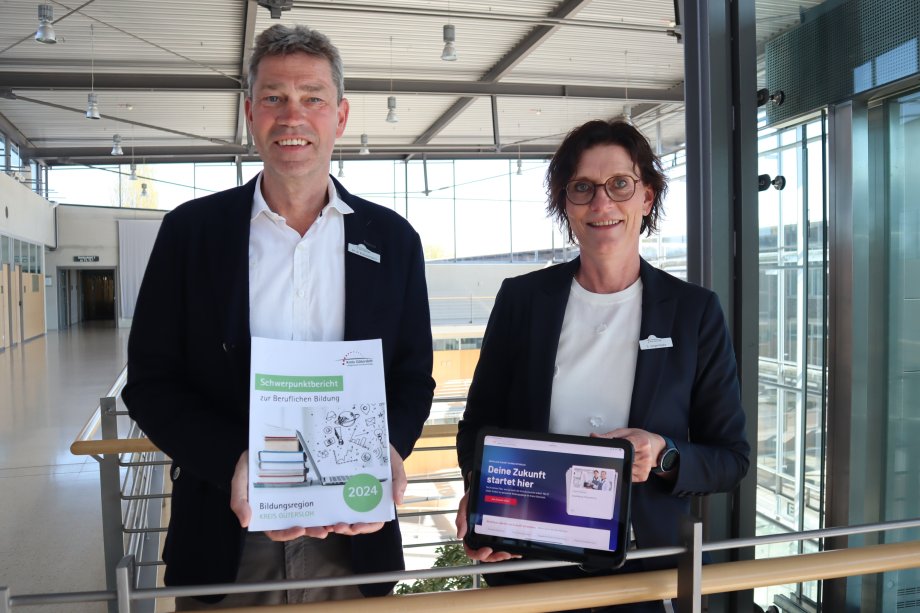 Sandra Jürgenhake und Dr. Norbert Kreutzmann, im Foyer des Kreishauses Gütersloh.      
