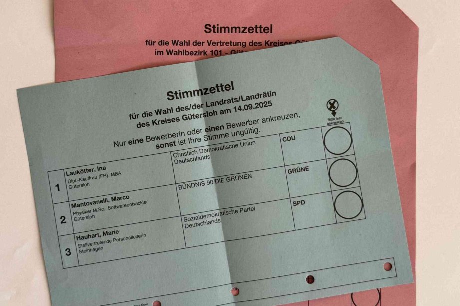 Stimmzettel in blau für Landrats- und verdeckt in rot für Kreistagswahl