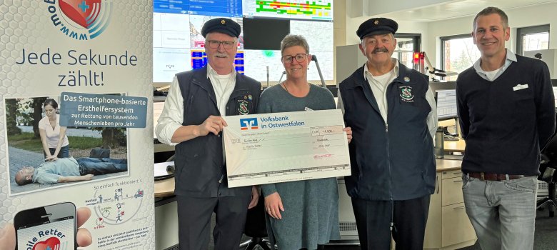 Vier Personen in der Kreisleitstelle in Gütersloh