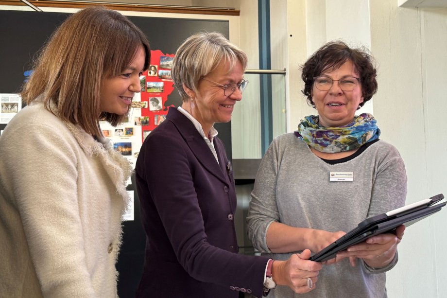Cornelia Kramer (r.), Digitalisierungsbeauftragte des Berufskollegs Halle und Englisch- sowie Französischlehrerin, zeigte Ministerin Dorothee Feller (Mitte) und Landrätin Ina Laukötter die Einsatzmöglichkeiten der VR-Brille im Sprachunterricht.                            
