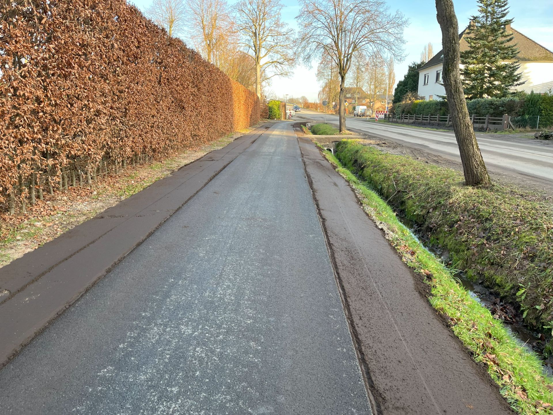 Frisch sanierter Radweg.