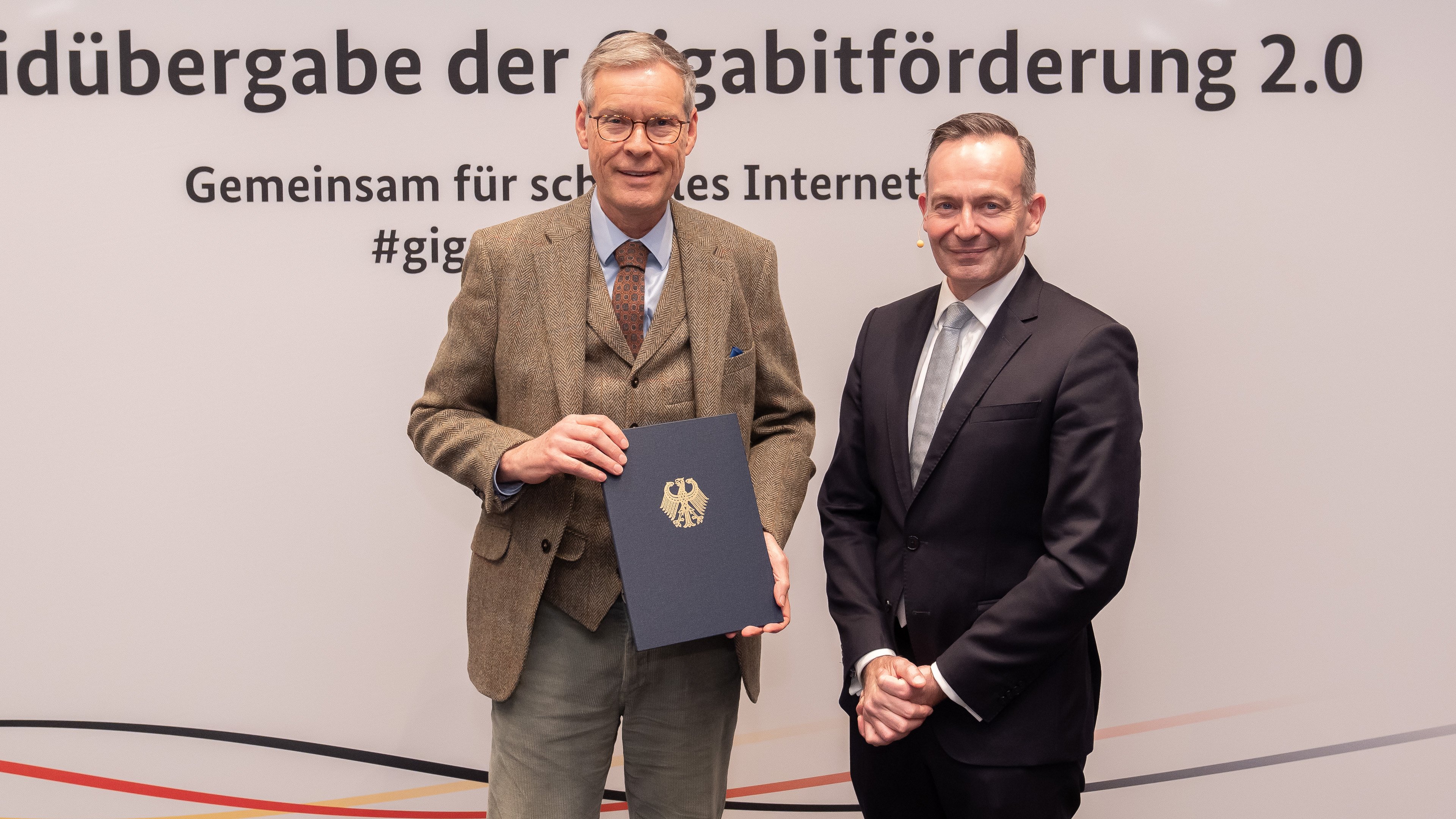 Zwei Männer stehen nebeneinander und schauen in die Kamera.