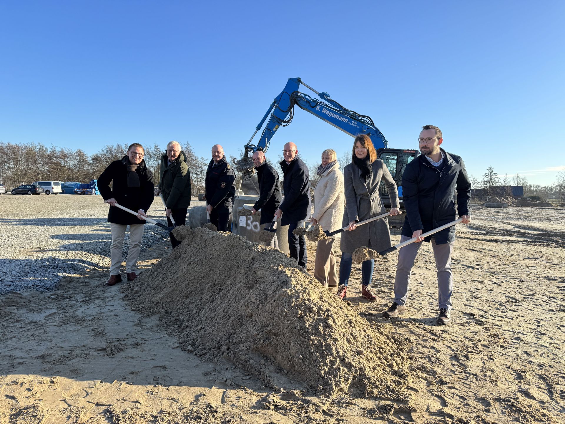 Symbolischer Spatenstich auf der Baustelle