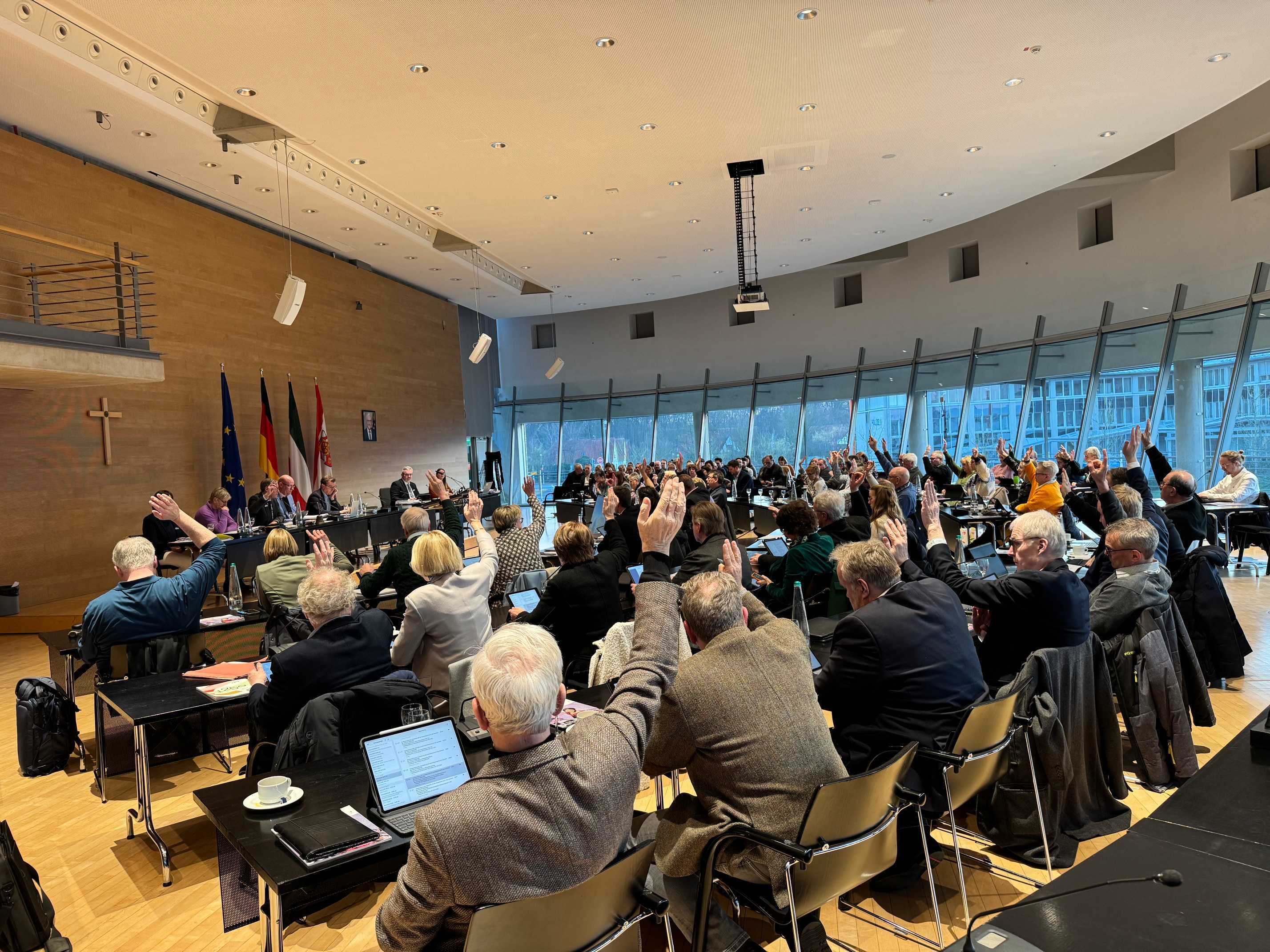Abstimmung über den Haushalt 2025 im Kreistag.