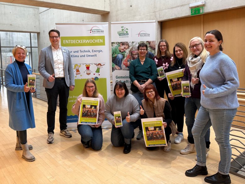 Personen stehen nebeneinander