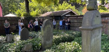 Schülerinnen und Schüler auf den Neuen Jüdischen Friedhof