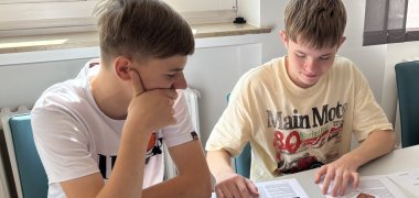 Schüler bearbeiten eine Aufgabe im Kreisarchiv