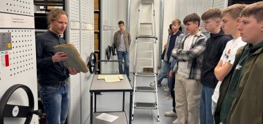 Schüler im Kreisarchiv