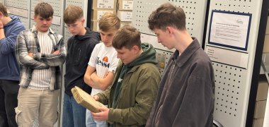 Schüler im Kreisarchiv