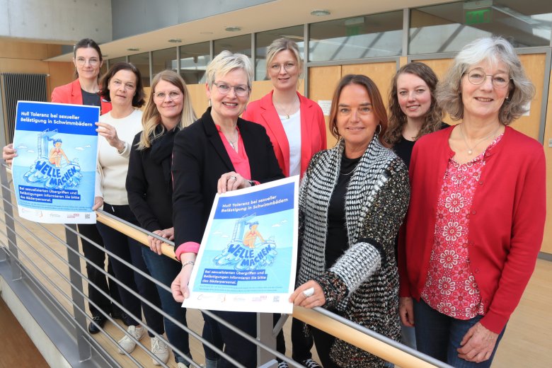 Frauen stehen nebeneinander und halten zwei Plakate in den Händen