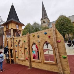 Kinder-Spielturm auf dem Kirchplatz im Herzen von Werther