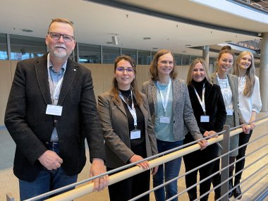 Personen stehen im Foyer des Kreishauses Gütersloh nebeneinander. 