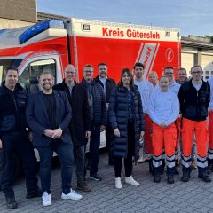 Rettungswachenbereisung, Station Halle/Westf. (v.l.): Marc Winkler, Bürgermeister Veith Lemmen, Bürgermeister Tappe, Bürgermeister Dirk Speckmann, Markus Brock, Landrätin Ina Laukötter, Vinzent Engelmann, Dr. Angela Lißner, Mira Feldhaus, Lars Arning, Jürgen Theis, Sasha Weigang und Tristan Hille. 