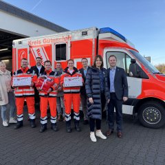 Rettungswachenbereisung, Station in Versmold: Geschenke von Landrätin Ina Laukötter (2.v.r.) und Bürgermeister Michael Meyer-Hermann (r.) bei der Rettungswachenbereisung in Versmold (v.l.): Dr. Angela Lißner, Patrick van Diesen, Markus Brock, Sven Ranocha, Jürgen Theis, Vivianne Theilmann und Sven Rabaschus. 