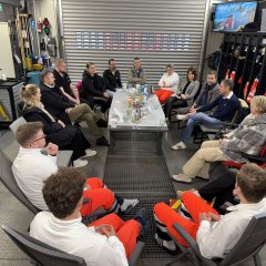 Rettungswachenbereisung, Station Herzebrock-Clarholz: Kaffeetisch in der Fahrzeughalle. Da die Übergangsrettungswache in Containerbauweise ansonsten nicht genug Platz bietet, hatte das Team für den Besuch der Landrätin kurzerhand die Fahrzeughalle hergerichtet. 