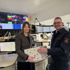 Süßes und herzhaftes als Dankeschön von Landrätin Ina Laukötter für Jens Kornhoff und sein Team von der Kreisleitstelle.