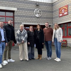 Rettungswachenbereisung, Station Steinhagen (v.l.): Jürgen Theis, Markus Brock, Dr. Angela Lißner, Landrätin in Laukötter, Tanja Beschnitt, Jens Vahle und Bürgermeisterin Sarah Süß. 