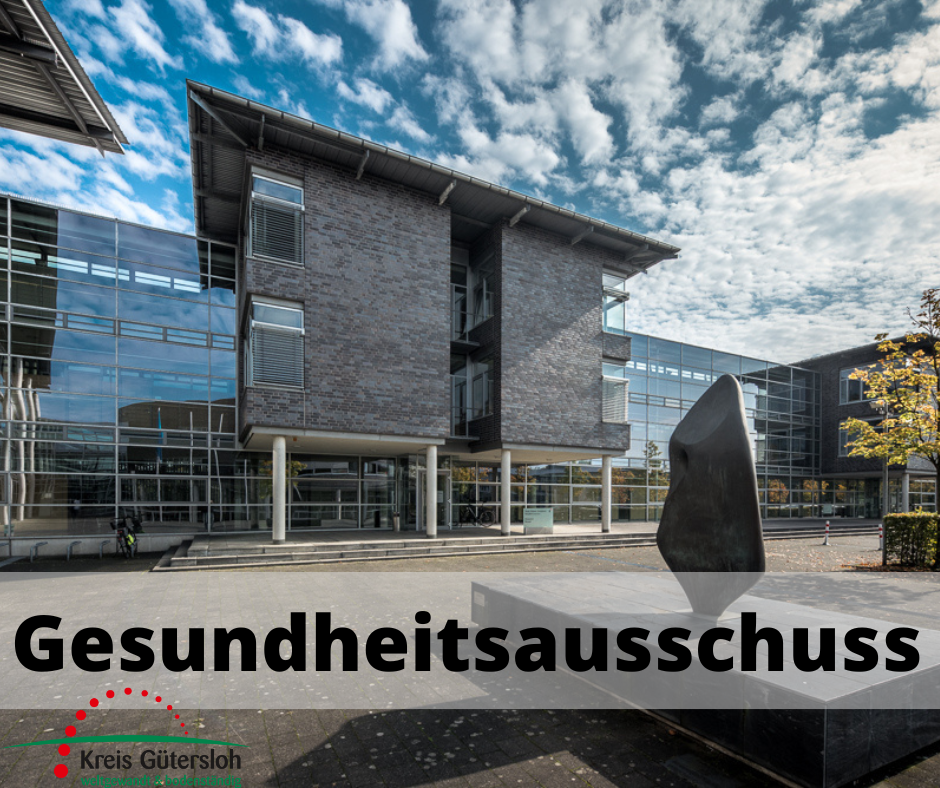 Im Hintergrund Kreishaus in Gütersloh. Darüber ein Schriftzug worauf gesundheitsausschuss geschrieben steht.