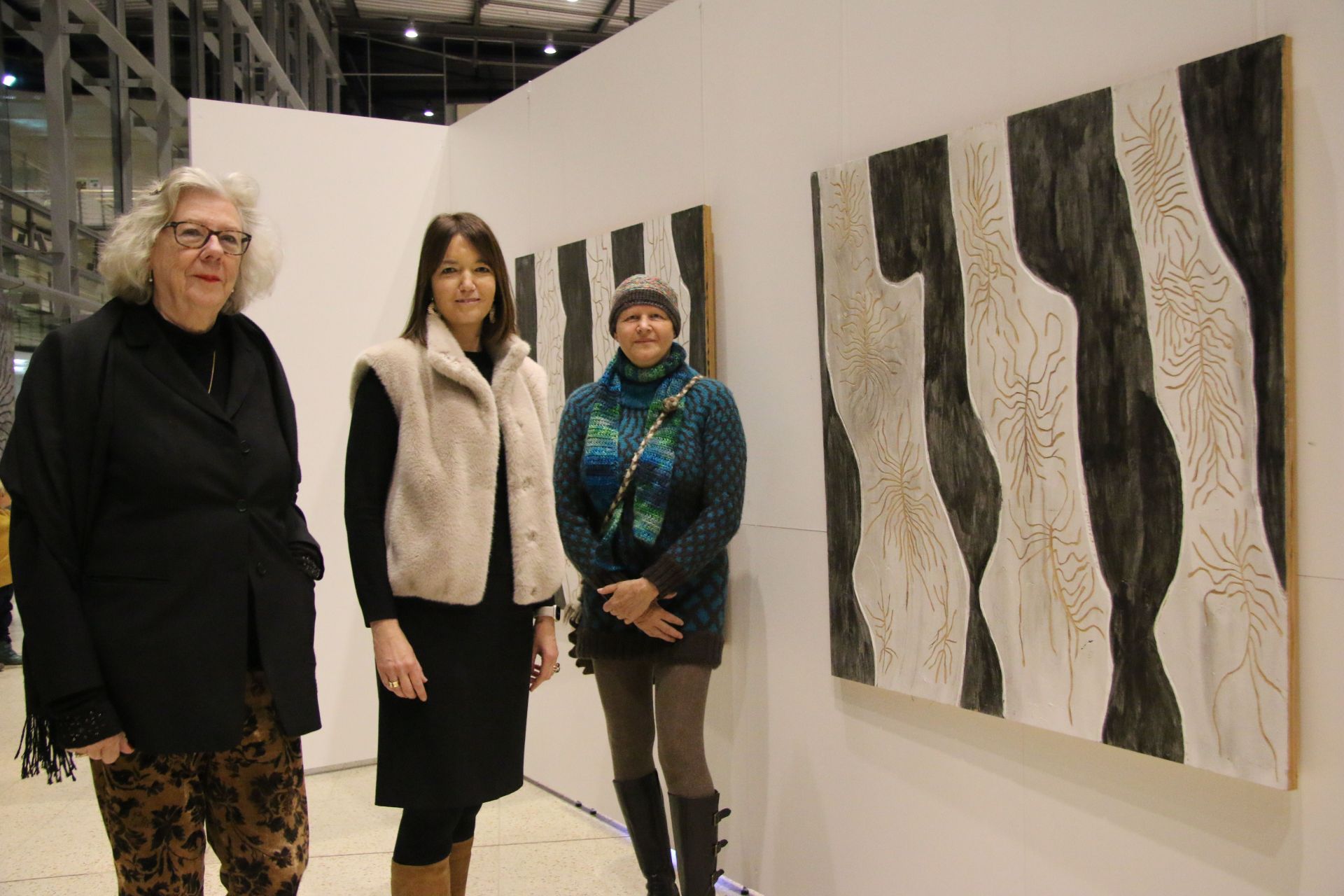 Landrätin Ina Laukötter (Mitte) eröffnete die Kunstausstellung von Sigrid Engel (r.) im Kreishaus Gütersloh, Dr. Silvana Kreyer (l.) vom Vorstand des Kunstvereins für den Kreis Gütersloh führte in das Werk ein.     