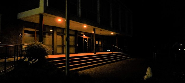 Eingang des Kreishauses Wiedenbrück bei Nacht