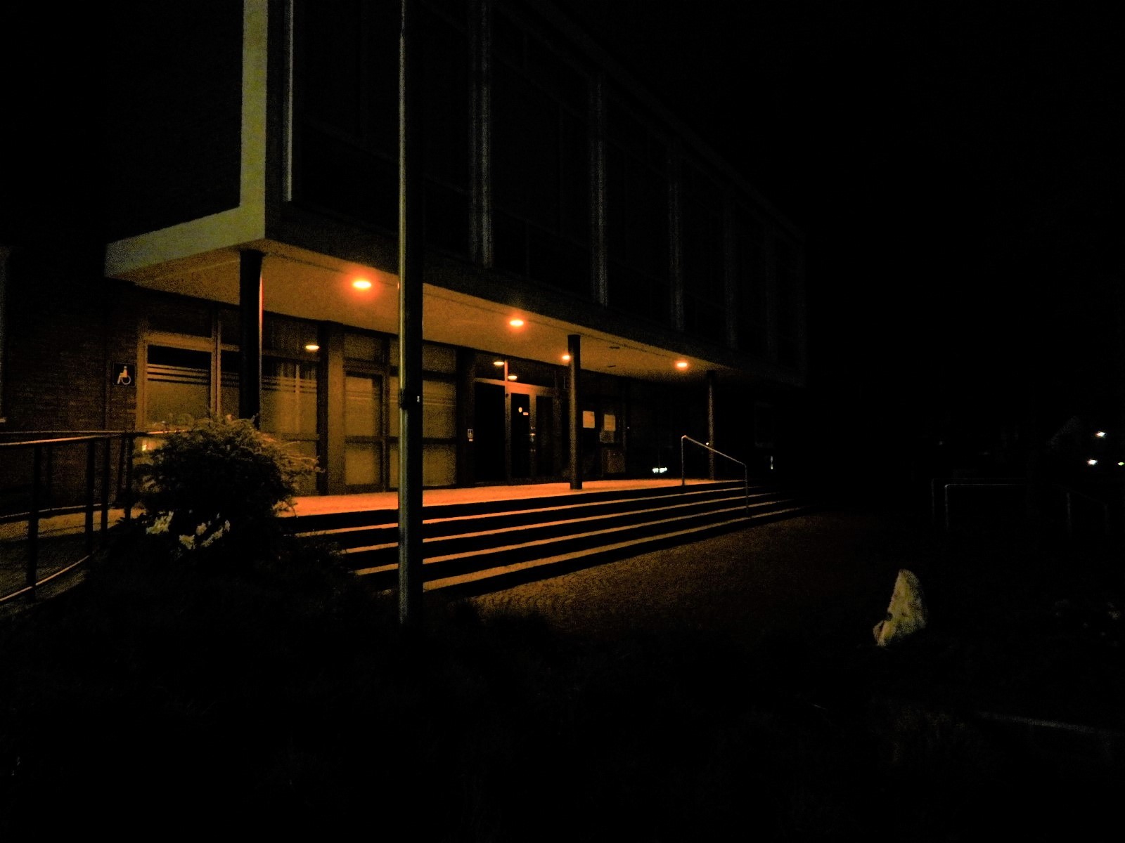 Eingang des Kreishauses Wiedenbrück bei Nacht